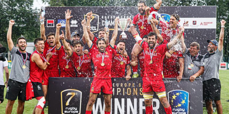La selecció espanyola aixeca el títol de campiona d'europa de rugbi a 7 amb la participació de Pol Plà i Josep Serrés. FOTO: Federació Espanyola de Rugby.