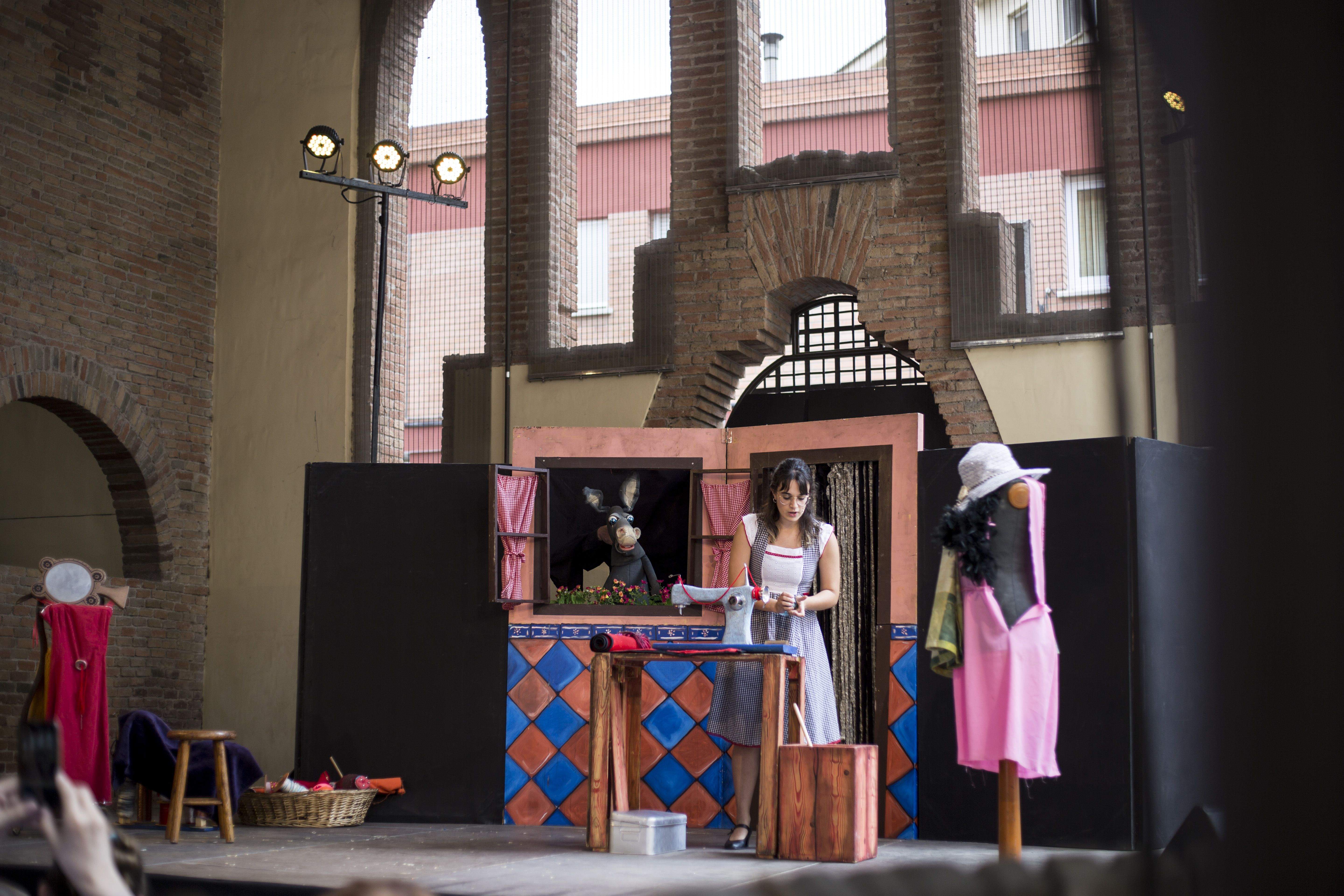 Titelles: "Embolicant la troca" amb la Cia. Sim Salabim. Foto: Àngel Bravo