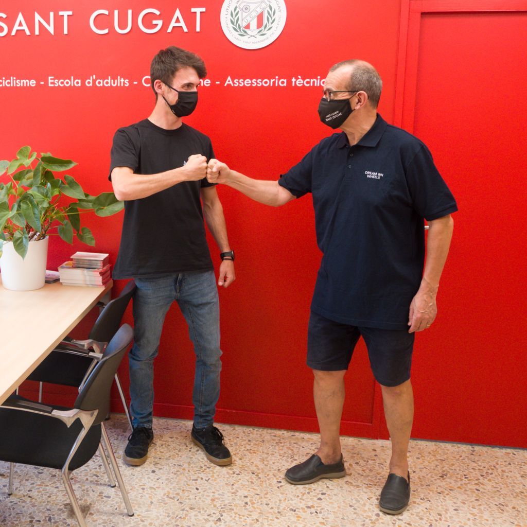 Acord de colaboració entre Ramón Sola (esquerra), fundador i entrenador de Solarider Team), i Oriol Cusó (dreta), president de la Unió Ciclista Sant Cugat. FOTO: Cedida