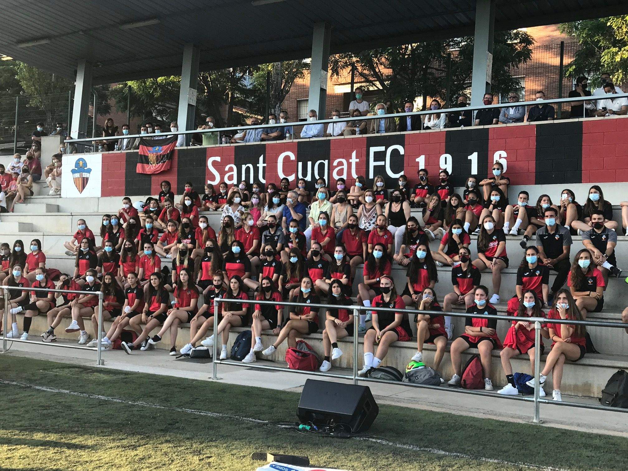 La secció femenina del Sant Cugat FC serà la protagonista del FEM 50, un homenatge pel 50è aniversari de la creació d'un equip femení en el club vermell-i-negre. FOTO: Nielo Ballart