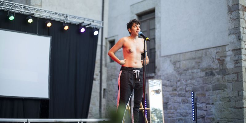 Monòleg d'Eloi Martínez en el Dia de l'Orgull LGTBI+. FOTO: Àngel Bravo