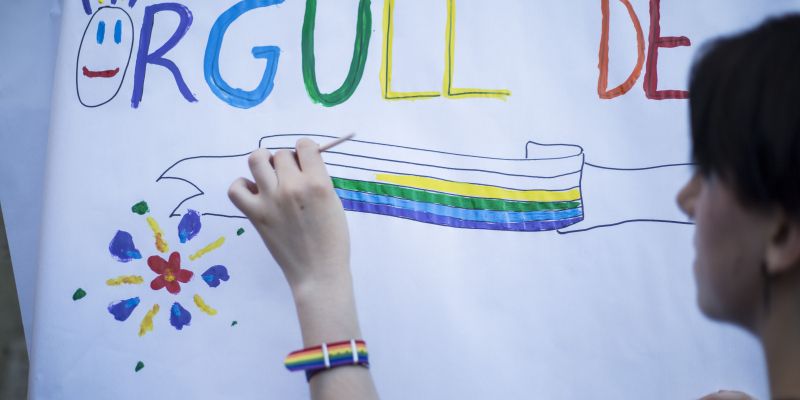 Mural en el dia de l'Orgull LGTBI+. FOTO: Àngel Bravo
