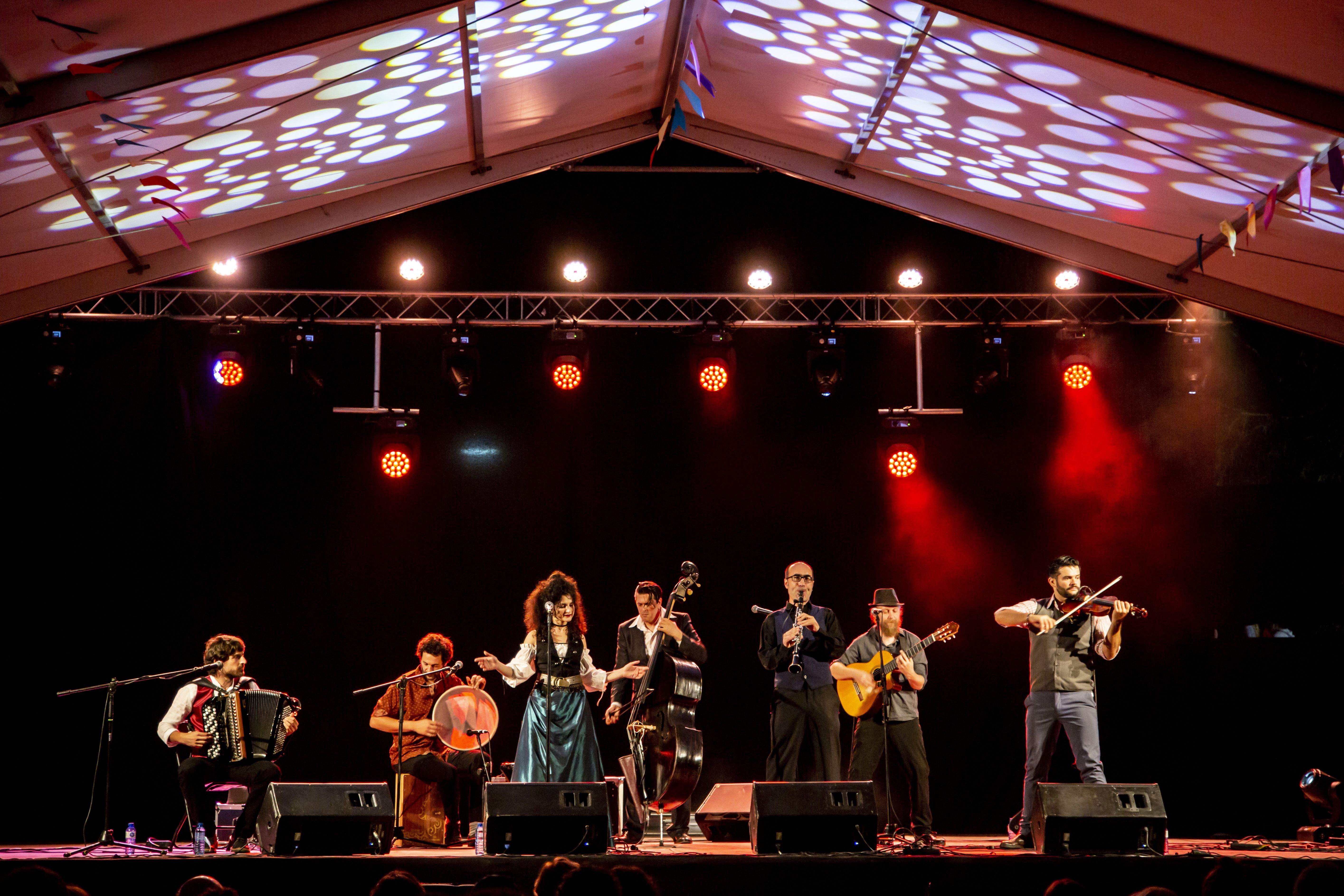 Barcelona Gipsy Balkan Orchestra, en concert. Foto: Àngel Bravo