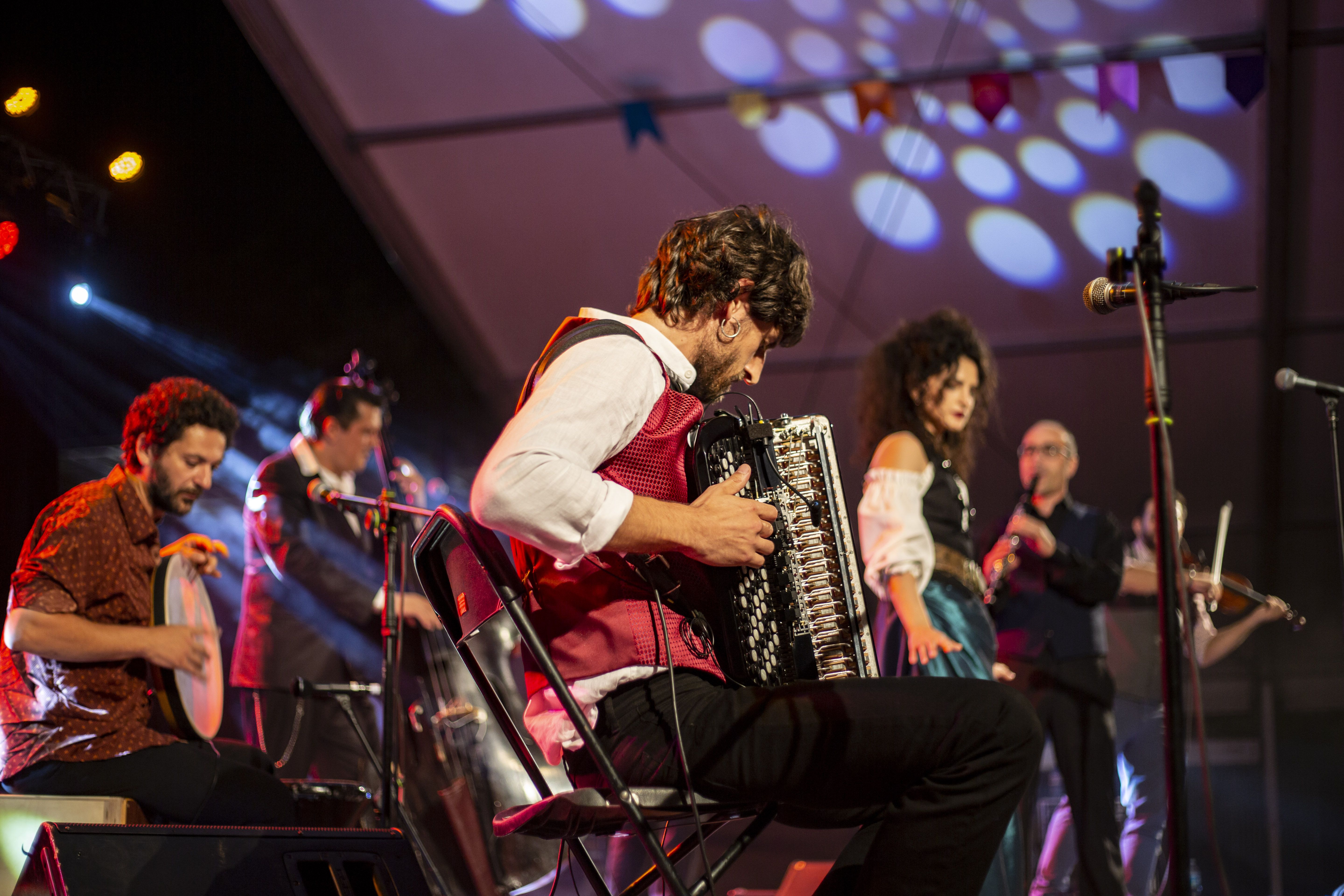 Barcelona Gipsy Balkan Orchestra, en concert. Foto: Àngel Bravo