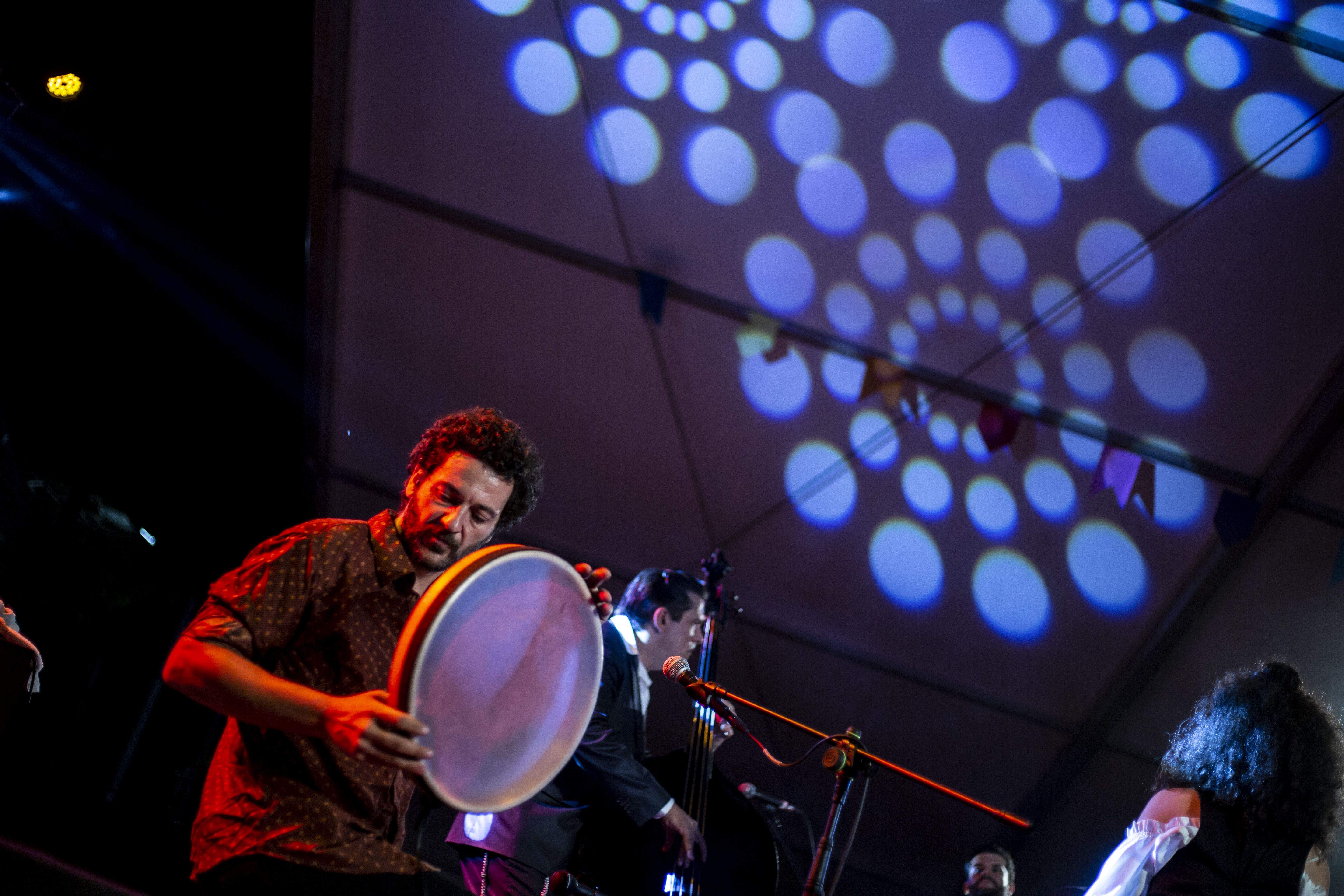 Barcelona Gipsy Balkan Orchestra, en concert. Foto: Àngel Bravo