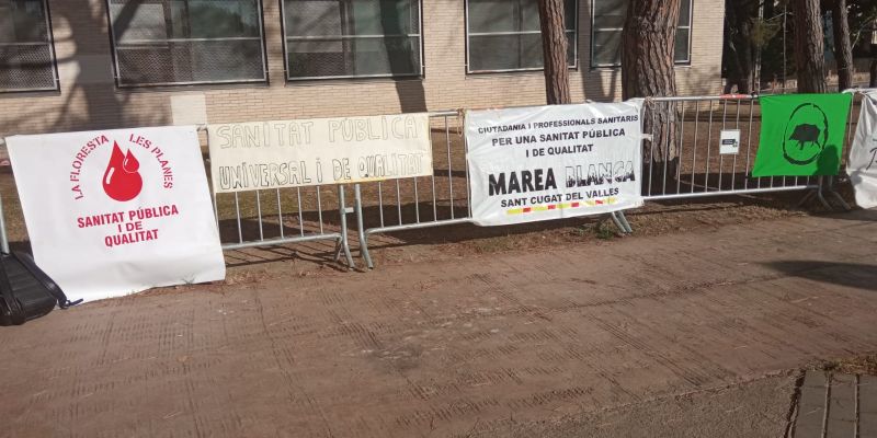 Pancartes en la manifestació davant del CAP de Valldoreix. FOTO: Ferran Mitjà