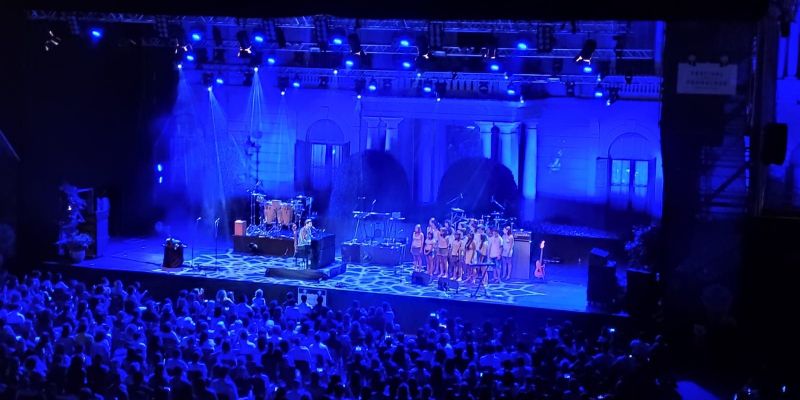 Concert al festival de Pedralbes d'Álvaro Soler amb el Cor Infantil Sant Cugat. FOTO: Cedida