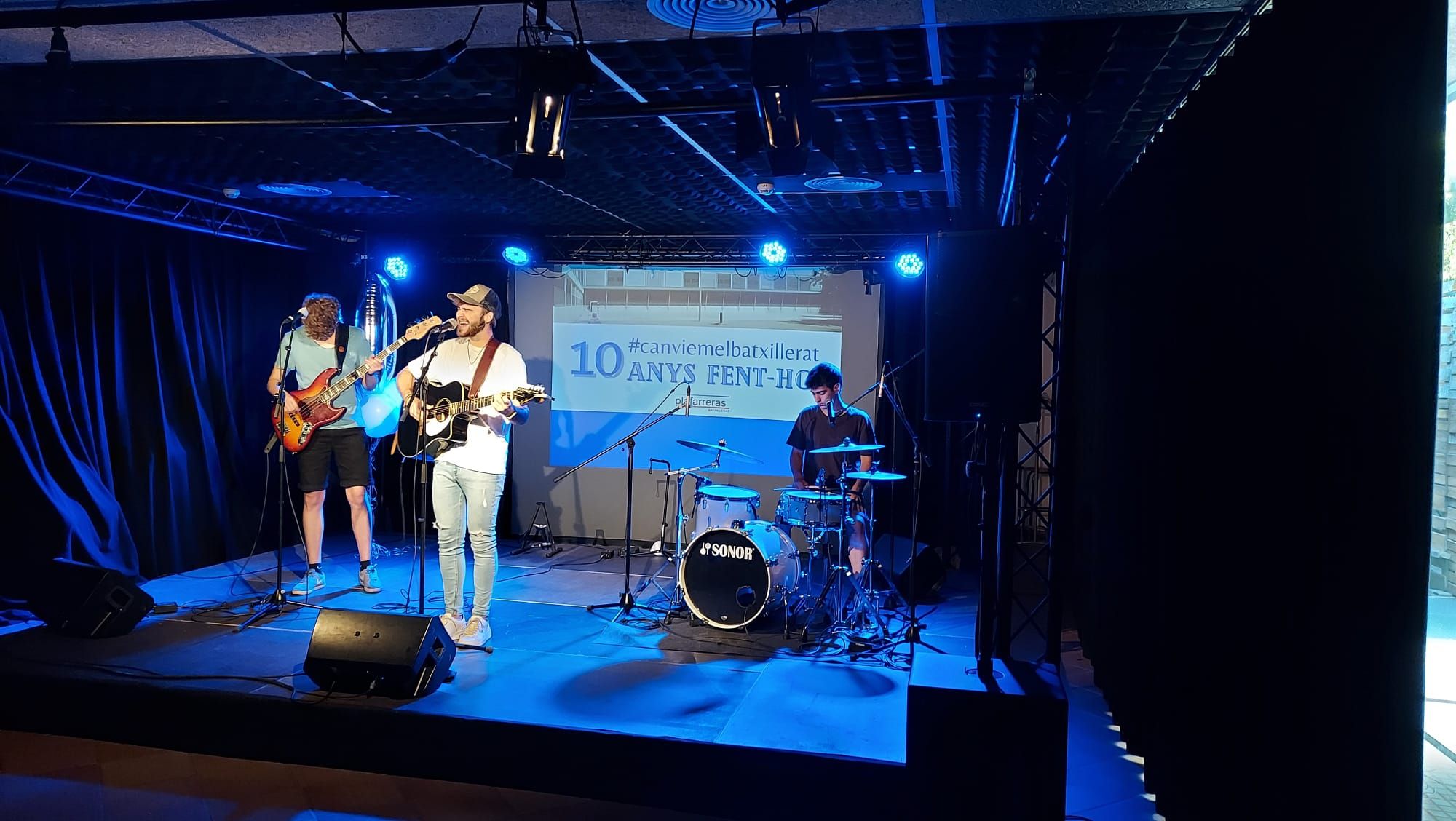 Actuació del grup 'Mosaic' durant la celebració dels 10 anys del 'Batxillerat Cicles' de l'Institut Joaquima Pla i Farreres. FOTO: JLSilva