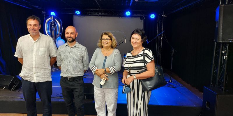 La regidora d'educació de l'Ajuntament, Pilar Gorina, amb l'exdirector del centre, Rodón i l'actual director Gillermo Matías. FOTO: JLSilva