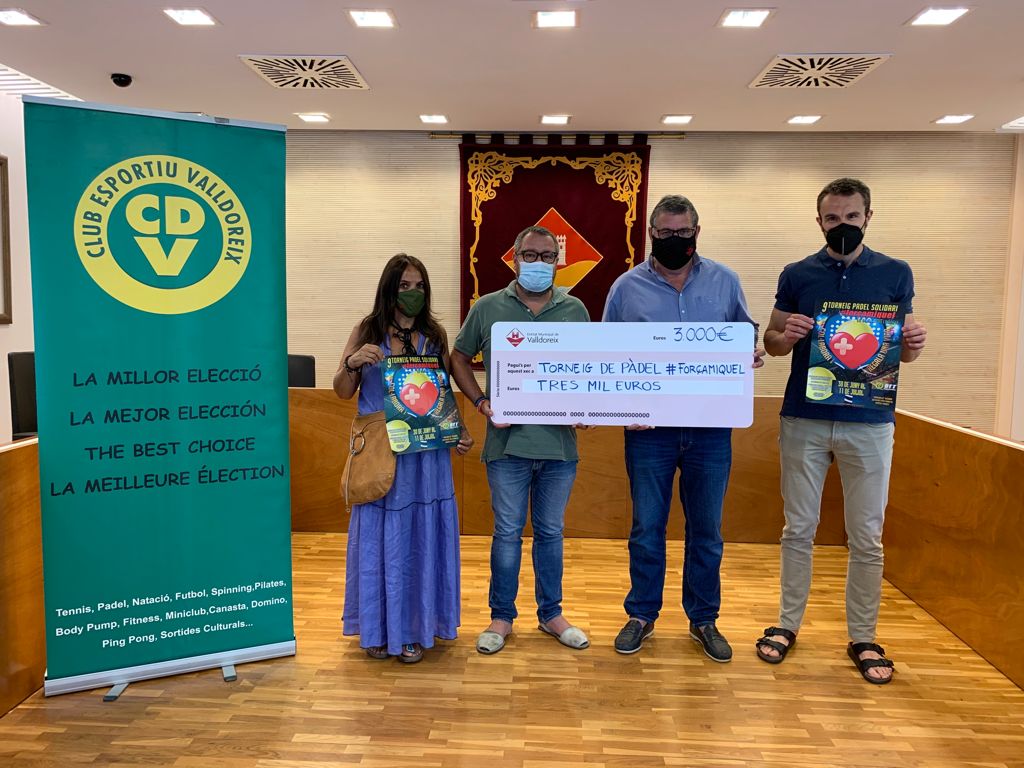 Josep Puig (alcalde de l'EMD Valldoreix) i Bernat Gisbert (vocal d'Esports), a la dreta de la imatge, han fet entrega d'un xec als organitzadors del torneig de pàdel solidari Força Miquel. FOTO: EMD Valldoreix