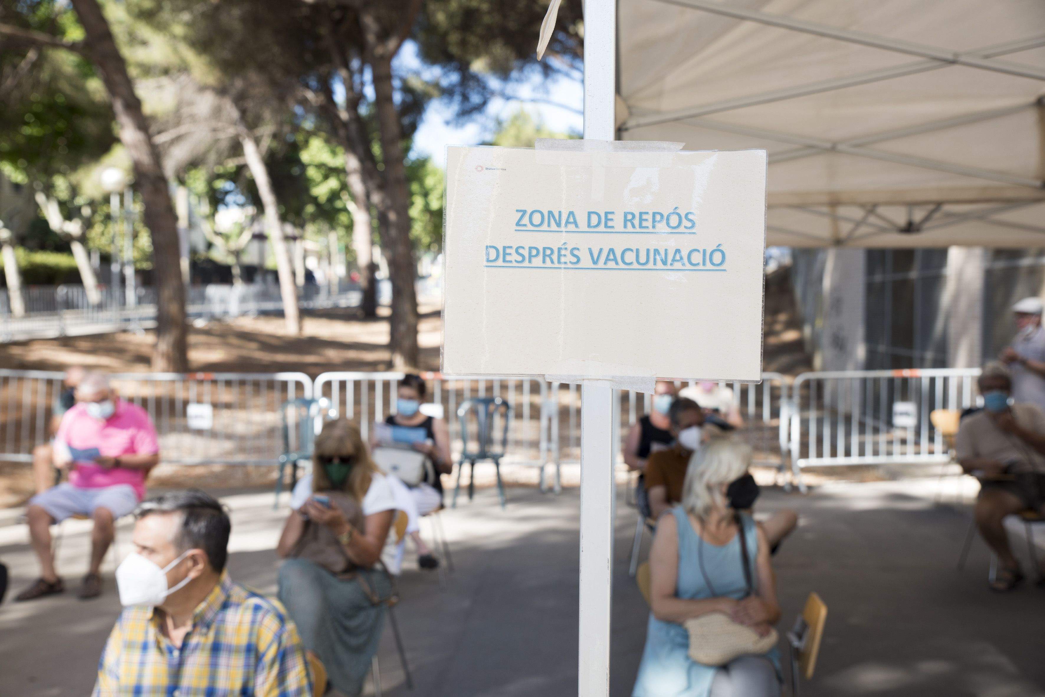 Zona de repòs després de la vacunació contra la Covid-19 al CAP de Valldoreix. FOTO: Bernat Millet