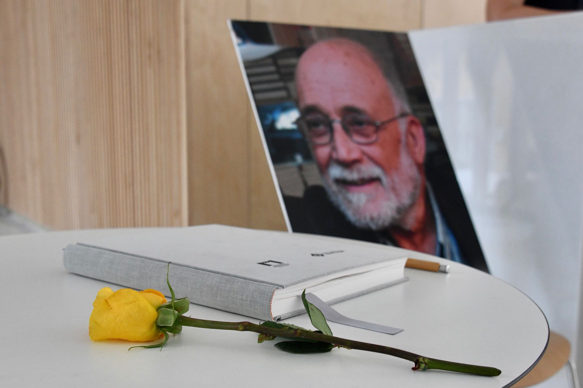 Petit homenatge al difunt Arcadi Oliveres al vestíbul de la Unió santcugatenca. FOTO: Jordi Garcia/Localpress