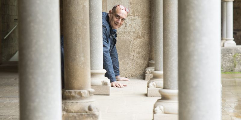 Xavier Bosch al claustre del monestir. Fotografia: Bernat Millet