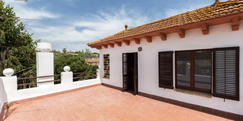 Terrassa de la casa històrica a prop del golf de la immobiliària AMAT. FOTO: Cedida