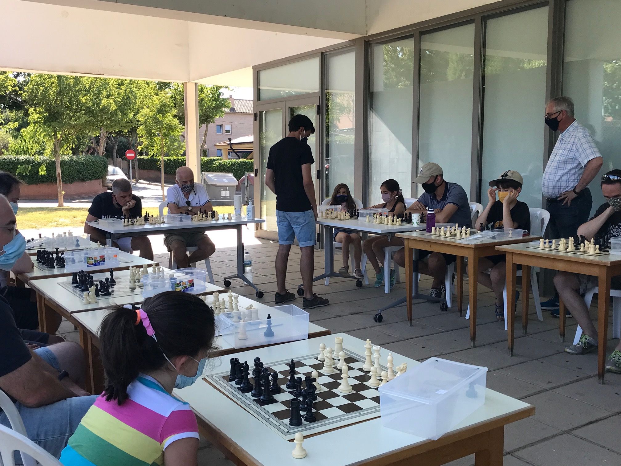 Partides simultànies d'escacs. FOTO: Nielo Ballart