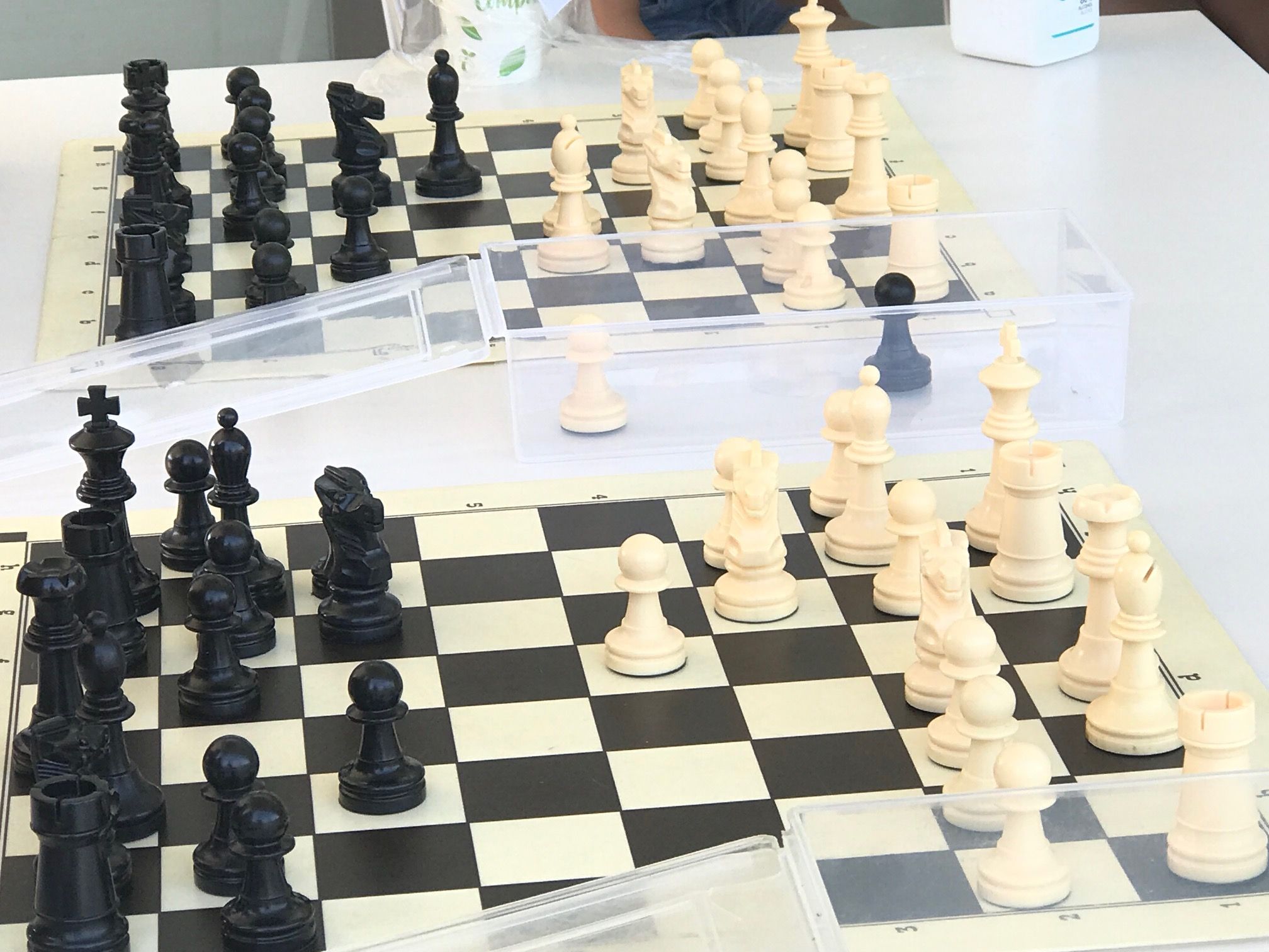 Partides simultànies d'escacs. FOTO: Nielo Ballart