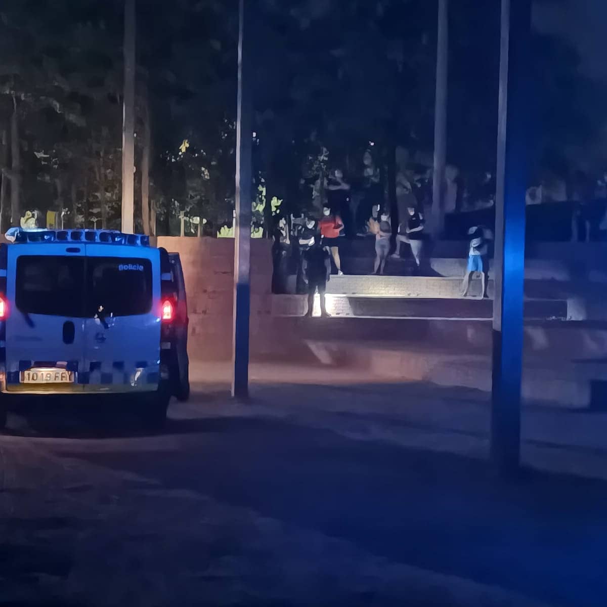 La Policia Local intervenint en una reunió de persones. FOTO: @FrancescCarol