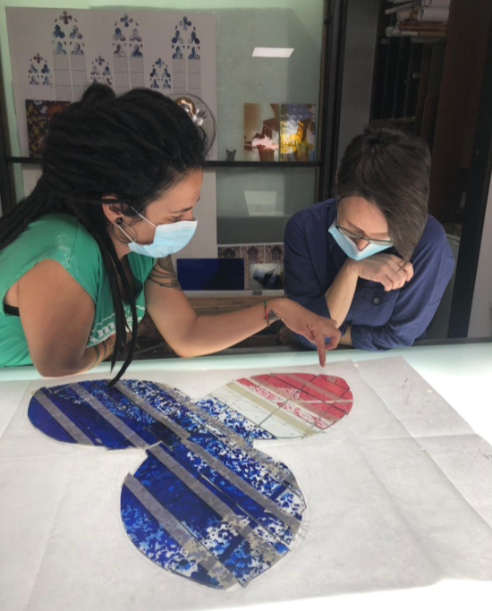 L'autora Anna Santolaria, juntament amb Meritxell Colomer, en la confecció dels nous vitralls pel Monestir de Sant Cugat. FOTO: Cedida