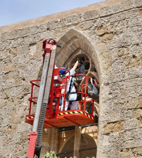 S'instal·laran nous vitralls a 3 finestrals del Monestir de Sant Cugat. FOTO: Jordi Garcia