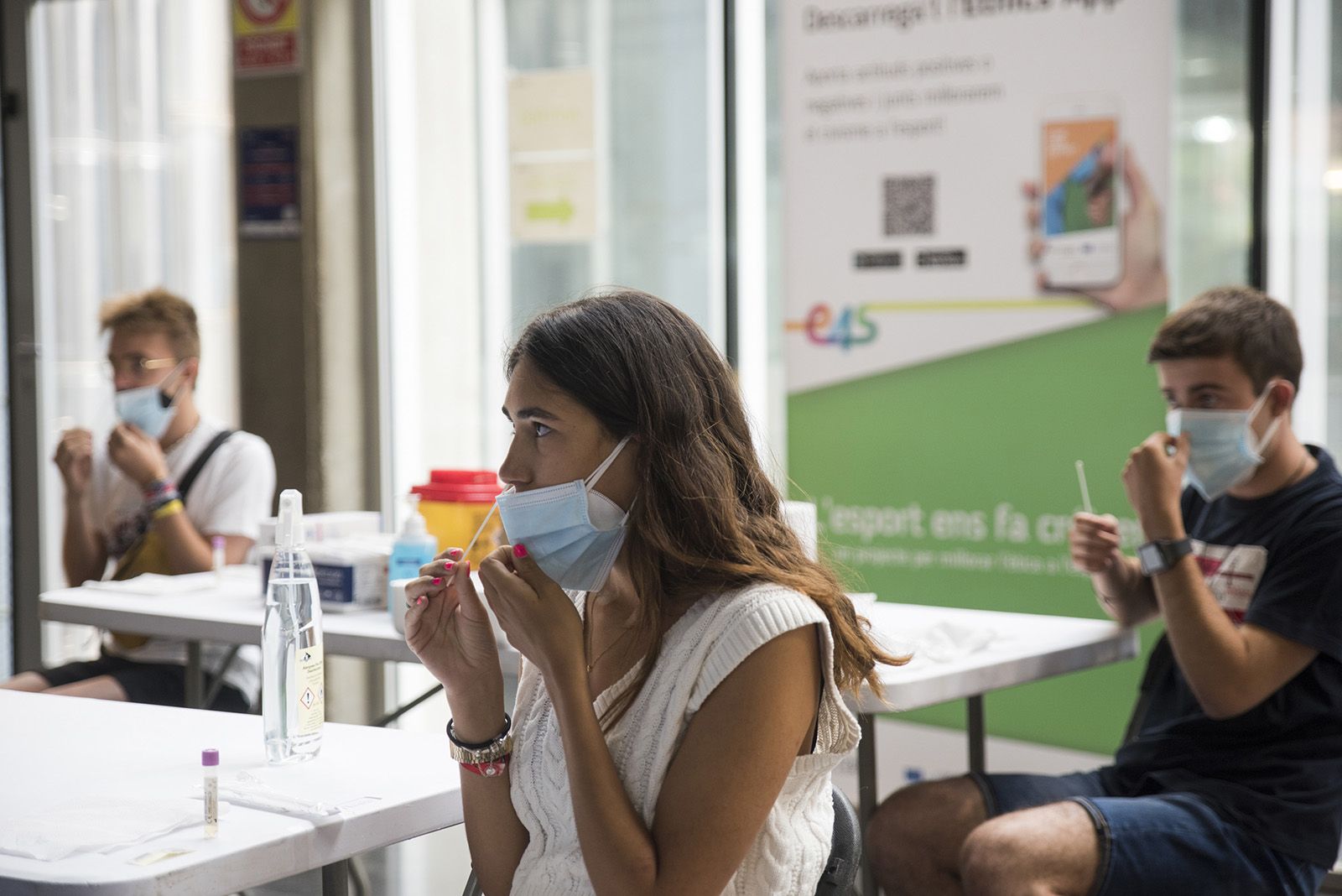 Cribratge massiu entre els joves de Sant Cugat. Foto: Bernat Millet.