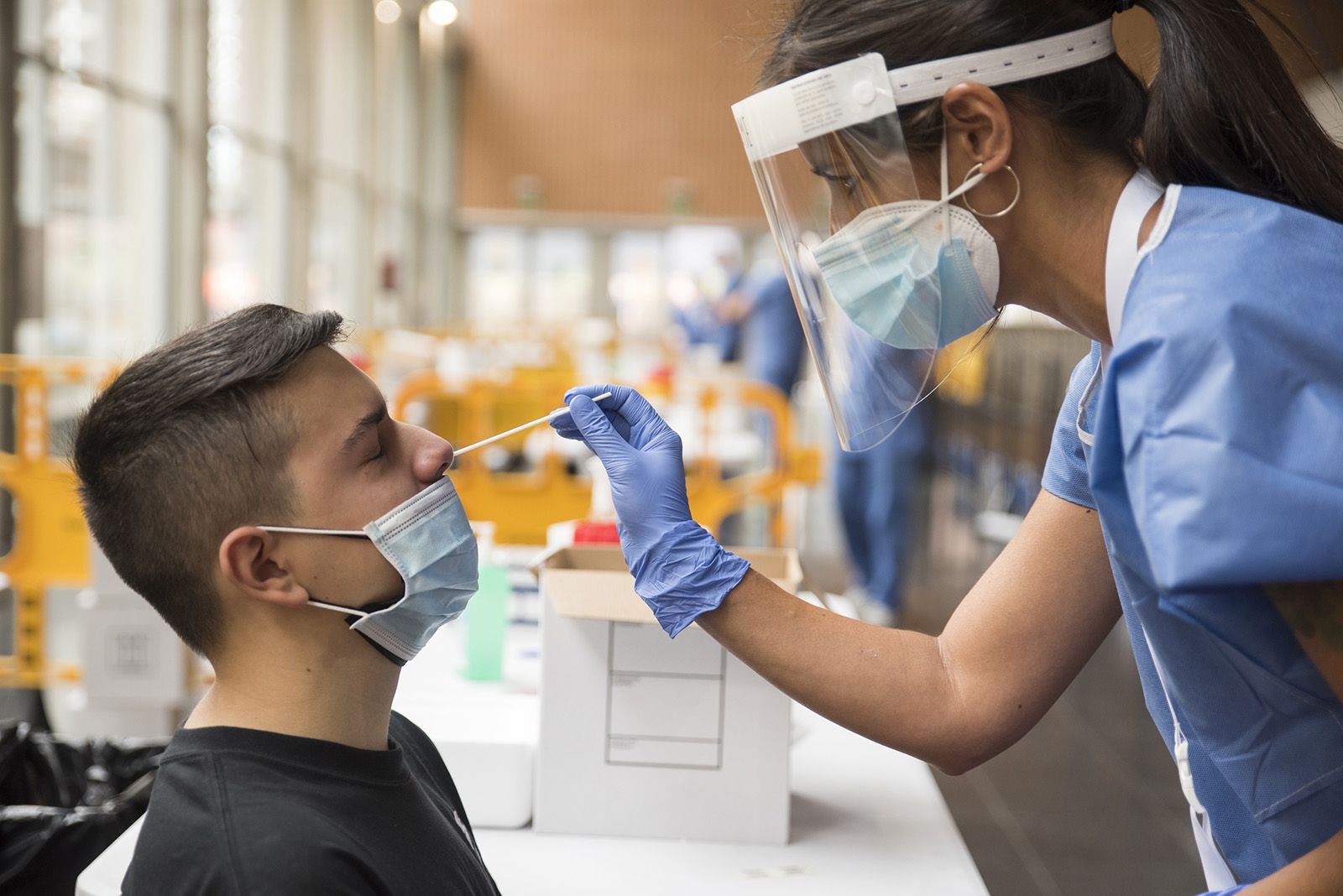 Cribratge massiu entre els joves de Sant Cugat realitzat al juliol de 2021. Foto: Bernat Millet.