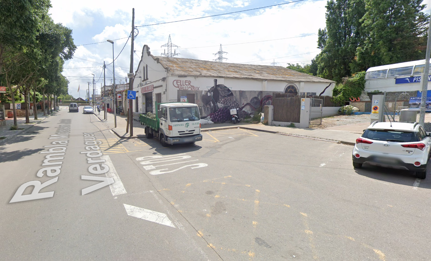 El petit aparcament s'eliminarà i es donarà més espai a taules i cades dels comerços FOTO: Google Maps