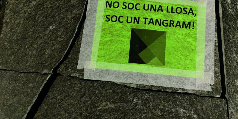 Un dels missatges sobre les rajoles. FOTO: Montse Valderrama.