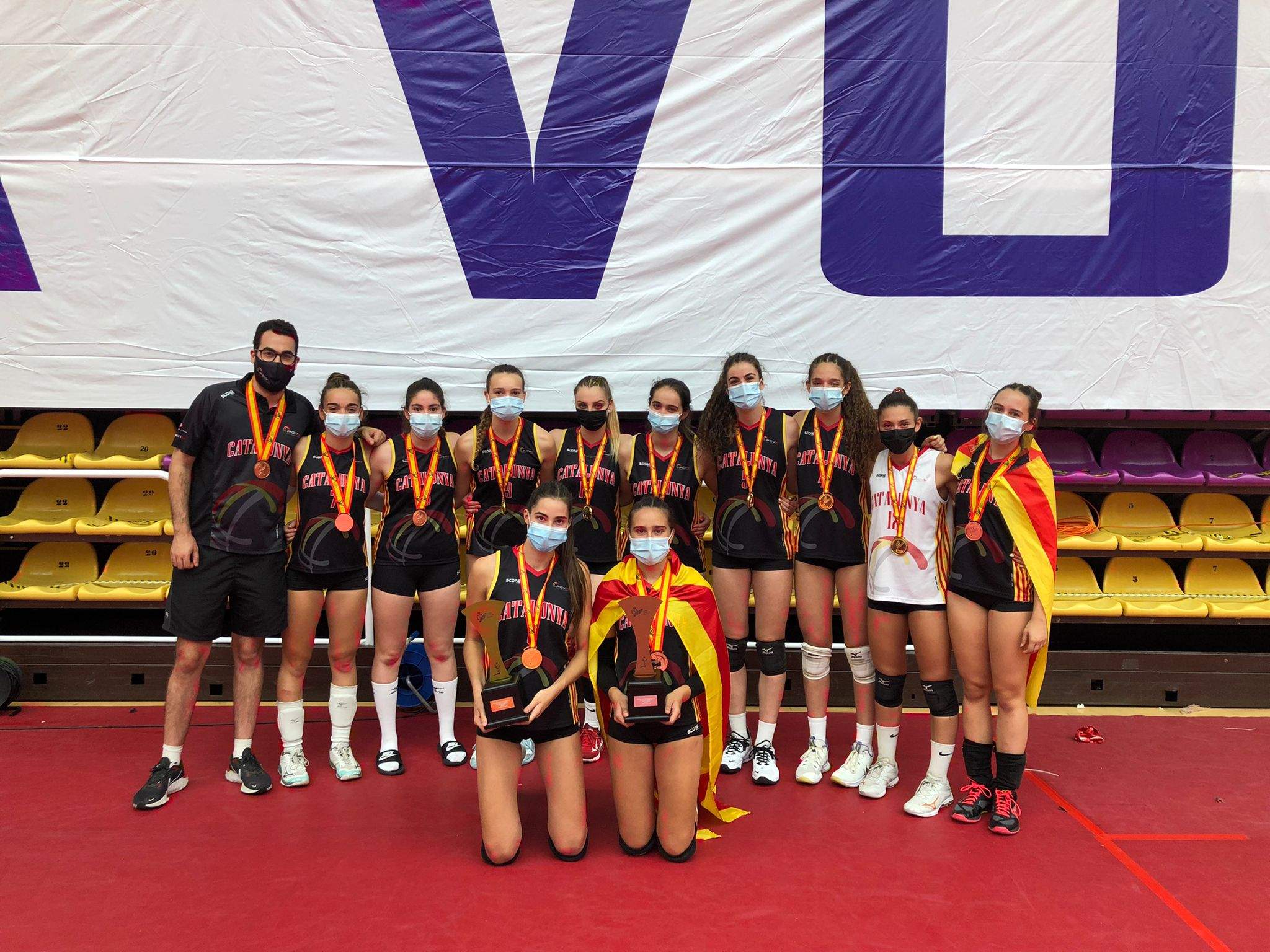11 jugadores del DSV Club Voleibol Sant Cugat i el tècnic Joshua Pérez han assolit medalla en el Campionat d'Espanya de voleibol per Seleccions Autonòmiques. FOTO: Cedida