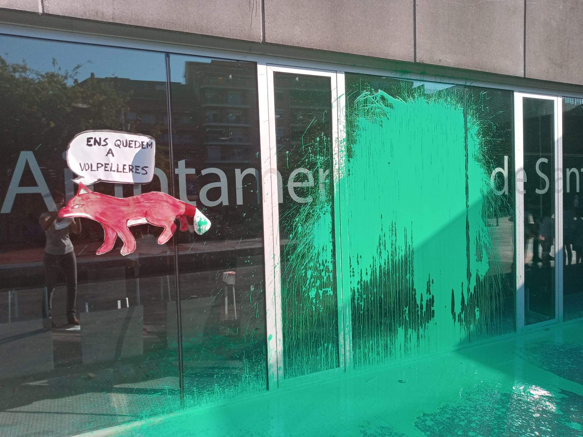 Pintura verda a la façana de l'Ajuntament de Sant Cugat. FOTO: Cedida