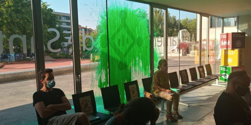 Pintura verda a la façana de l'Ajuntament de Sant Cugat. FOTO: Cedida