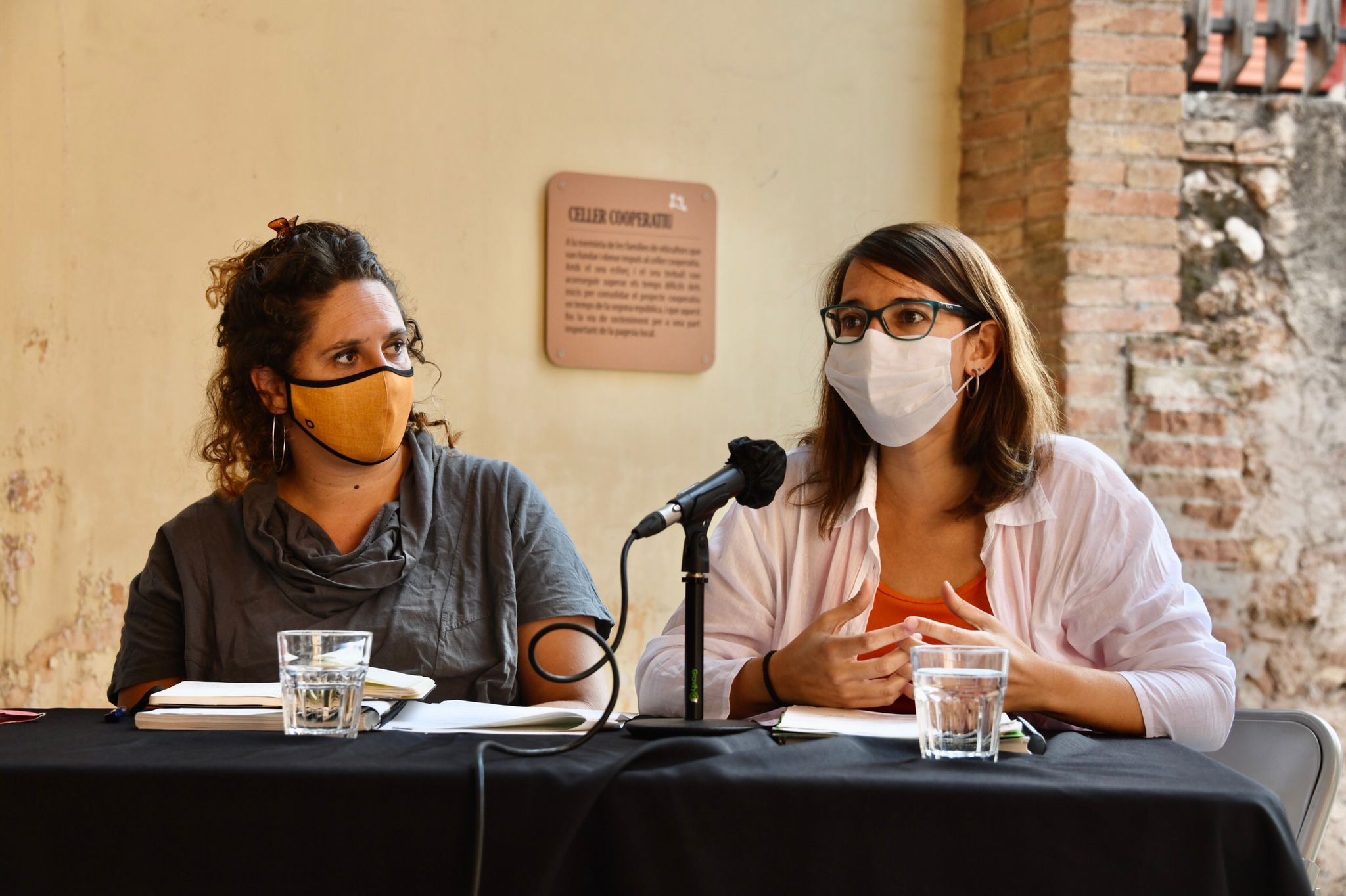 Núria Gibert i Gemma Aristoy han presentat el baròmetre inclusiu de Sant Cugat FOTO: Jordi Garcia