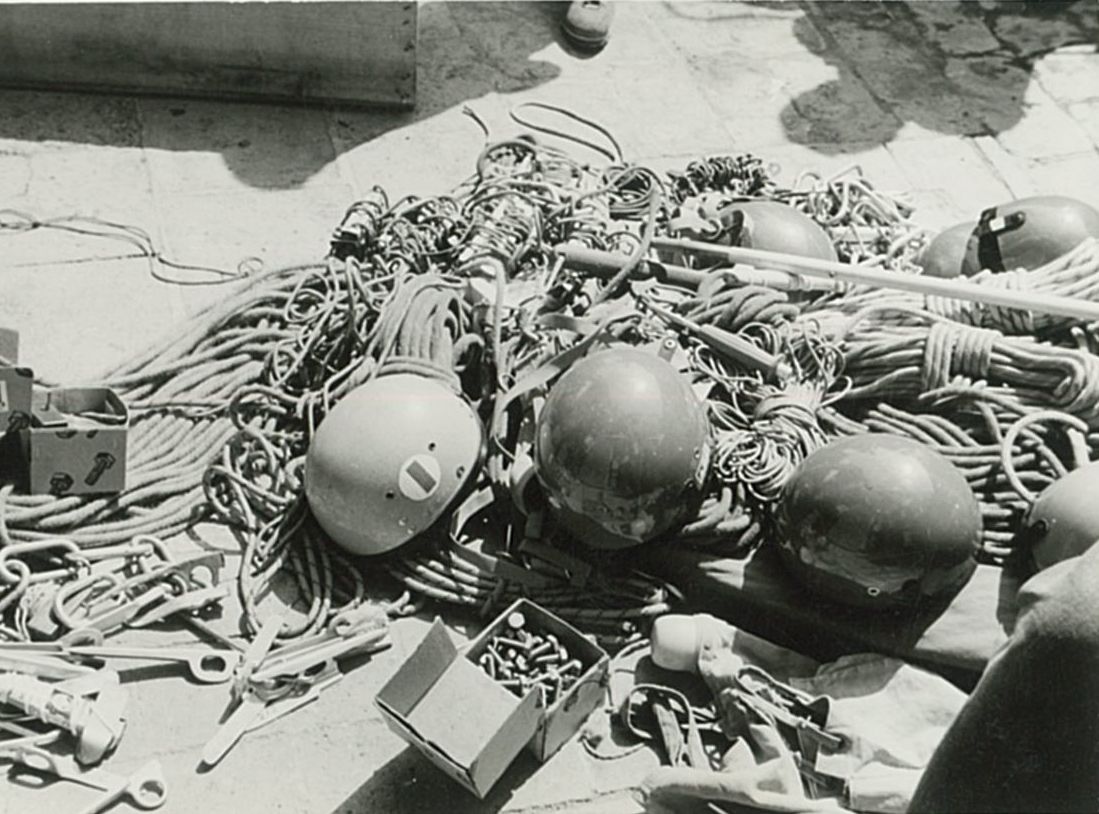 Preparant el material d'escalada 