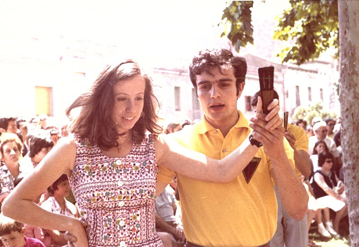 Josep Pros i Neus Torres ballant al Paga-li Joan amb el polo groc amb l’escut de l’expedició