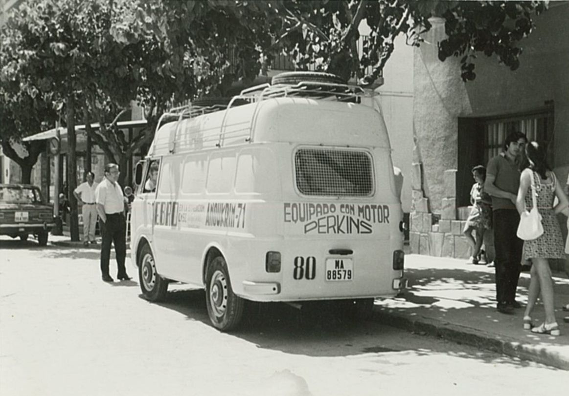 La furgoneta Ebro F100 retolada a mà, a punt de sortir de Sant Cugat