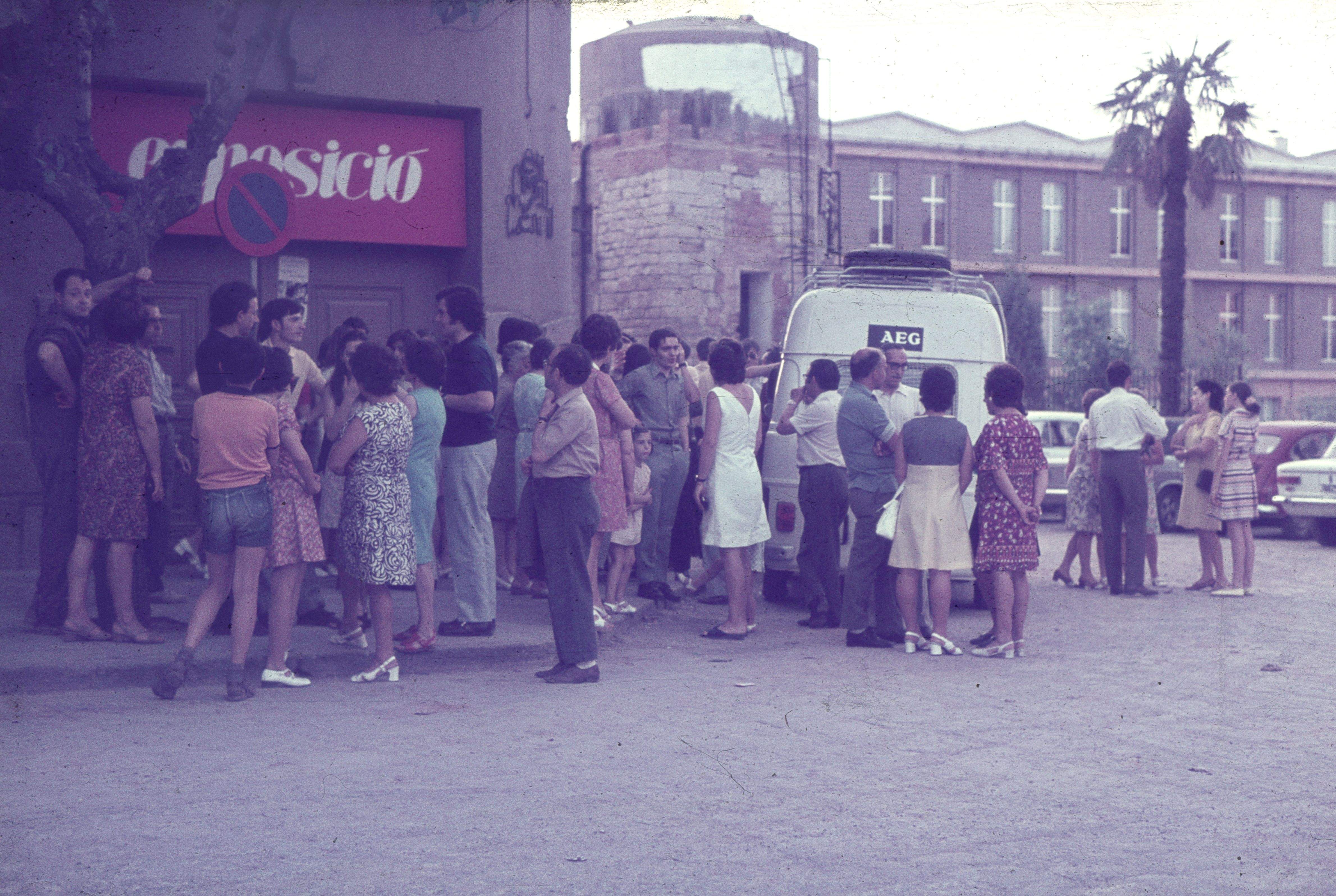 Sortida de Sant Cugat davant del local del Club Muntanyenc de la Plaça d’Octavià