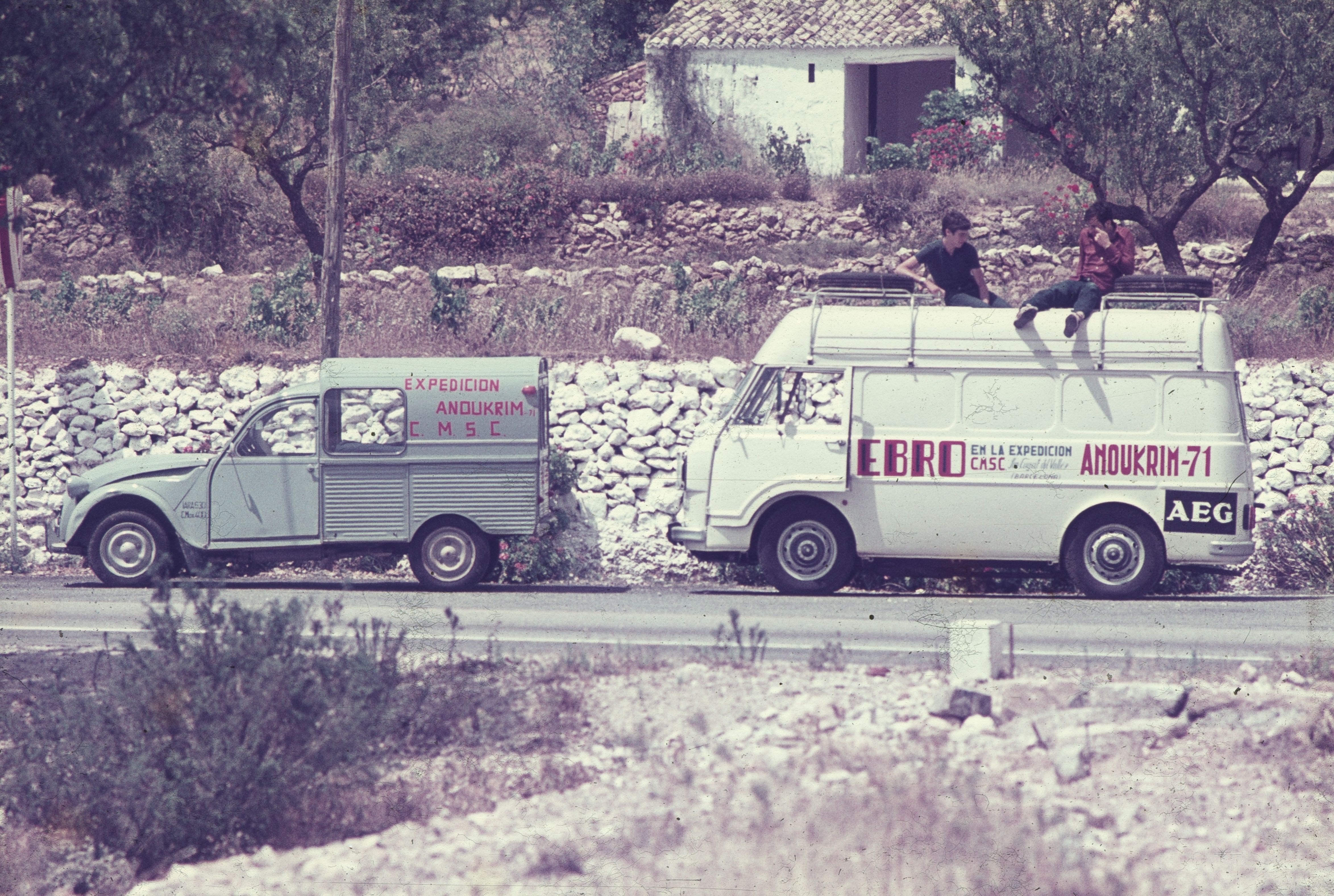 La furgoneta Ebro F100 i la Citroën 2CV en ruta cap Algesires