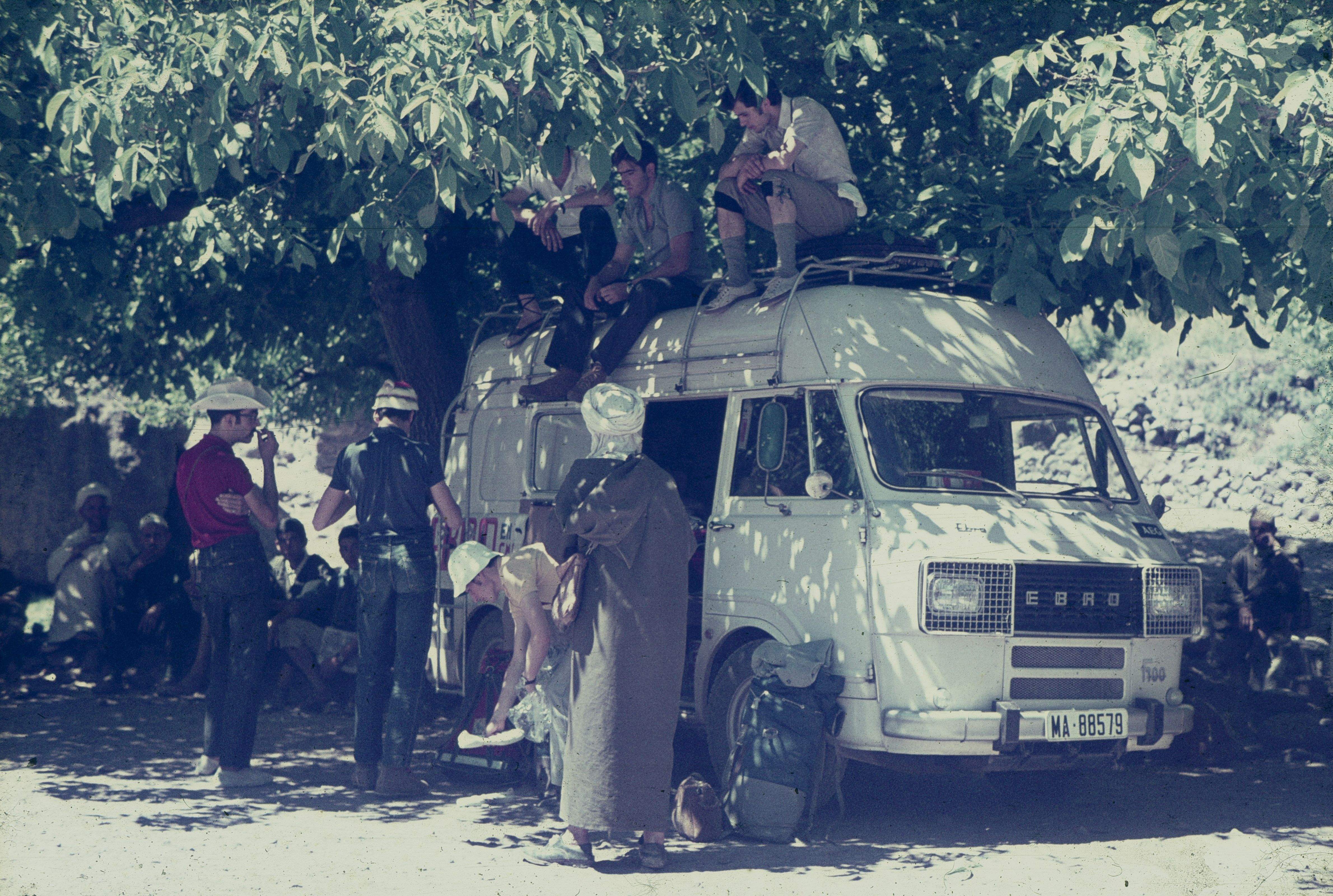 Aparcament a Imlil negociant per les mules que els portarien al refugi Neltner