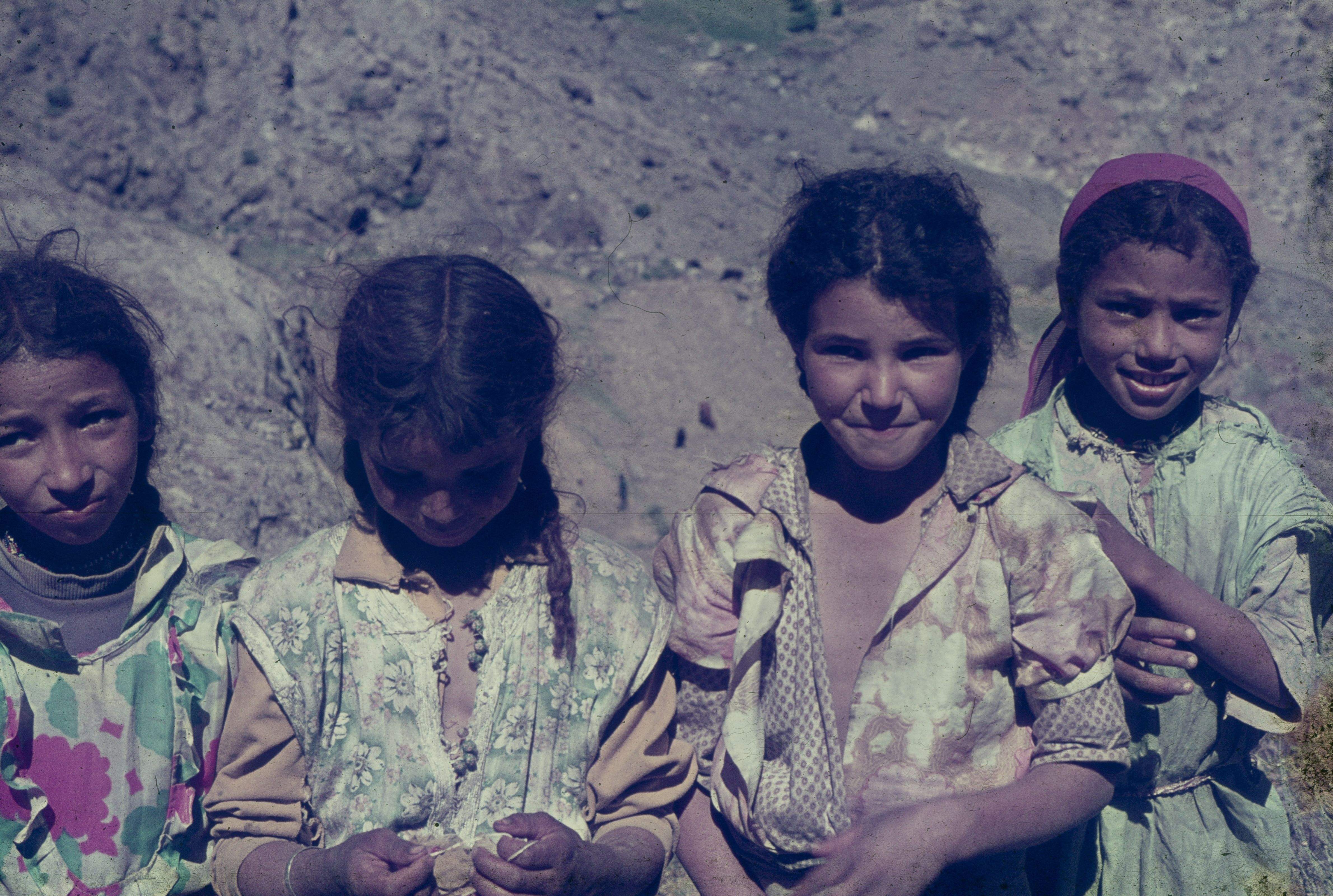 nenes al poble de routbarak