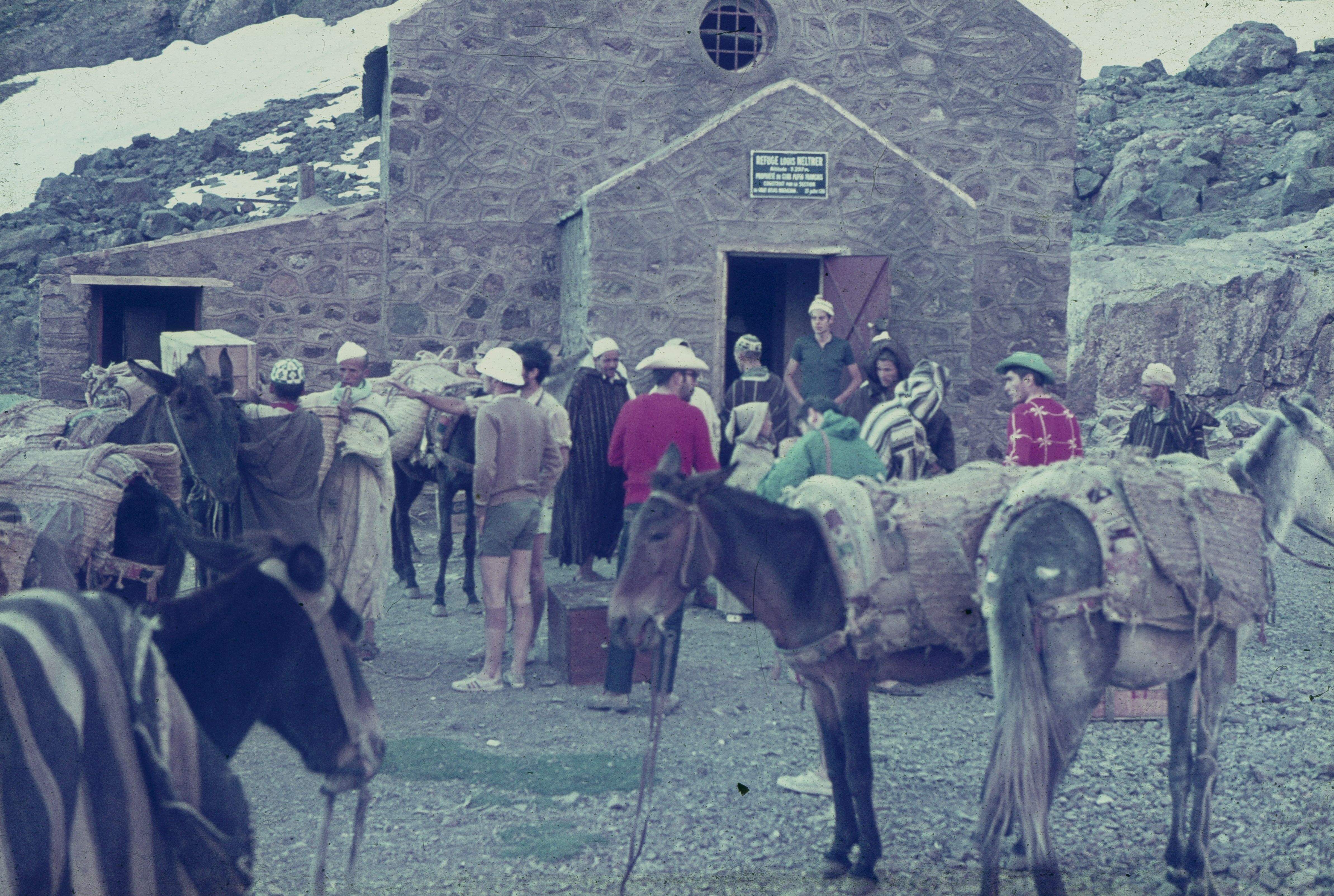 carregant els rucs per tornar a Imlil