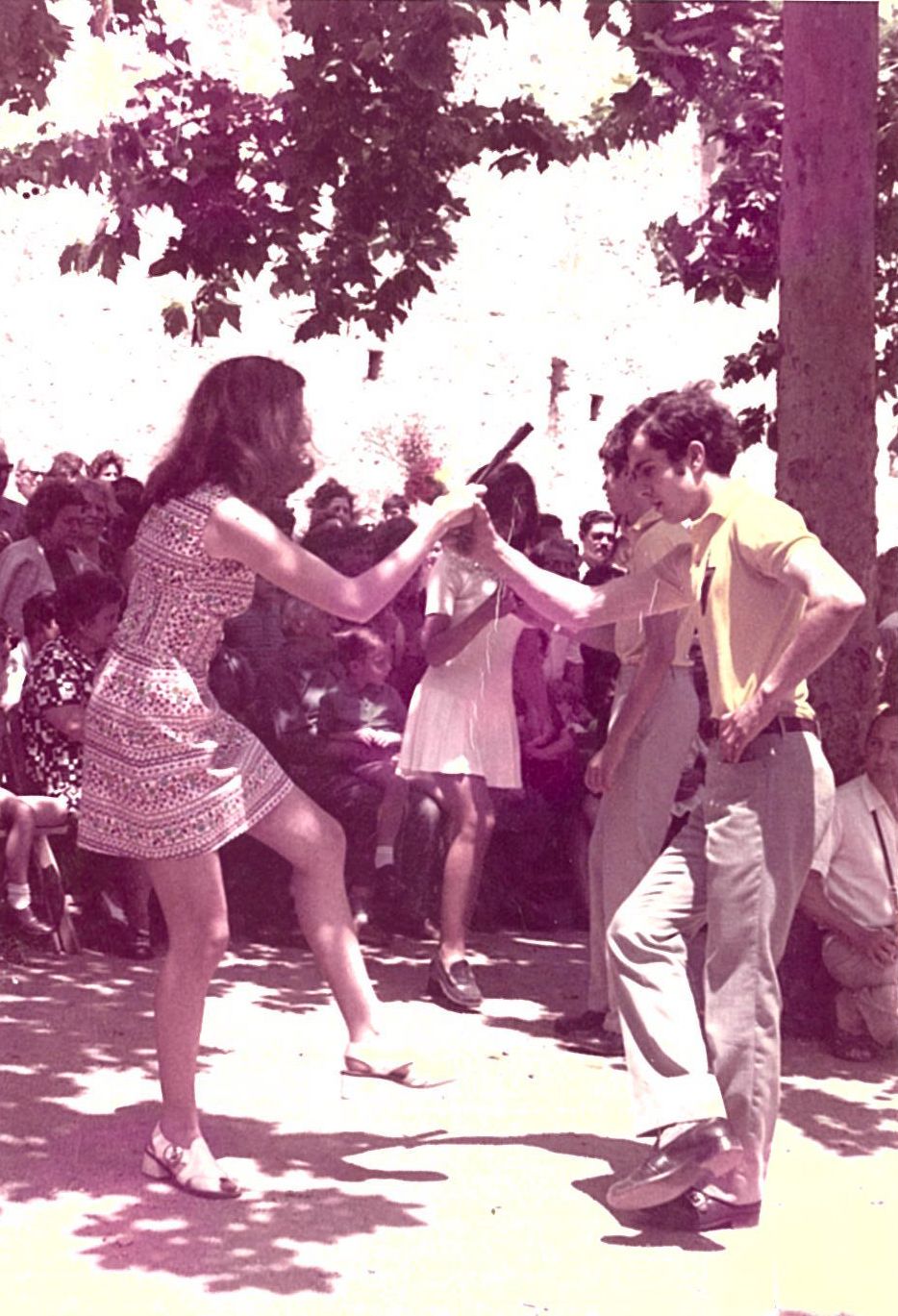 Josep Pros i Neus Torres ballant al Paga-li Joan amb el polo groc amb l’escut de l’expedició