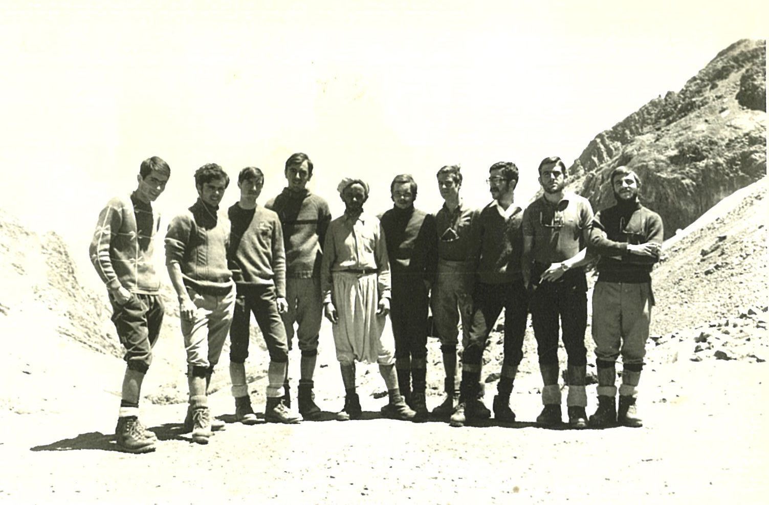 Foto de grup de l’expedició. D’esquerra a dreta: Josep Maria Navarro, Josep Pros, Ramon Durà, Francesc Campmany, el guarda del refugi Neltner, Ramon Pros, Joan Bas, Pere Pérez Parra, Jordi Farrés i Miquel Pros.