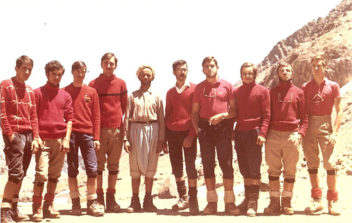 Foto de grup de l’expedició amb el guarda del refugi Neltner, Lashang