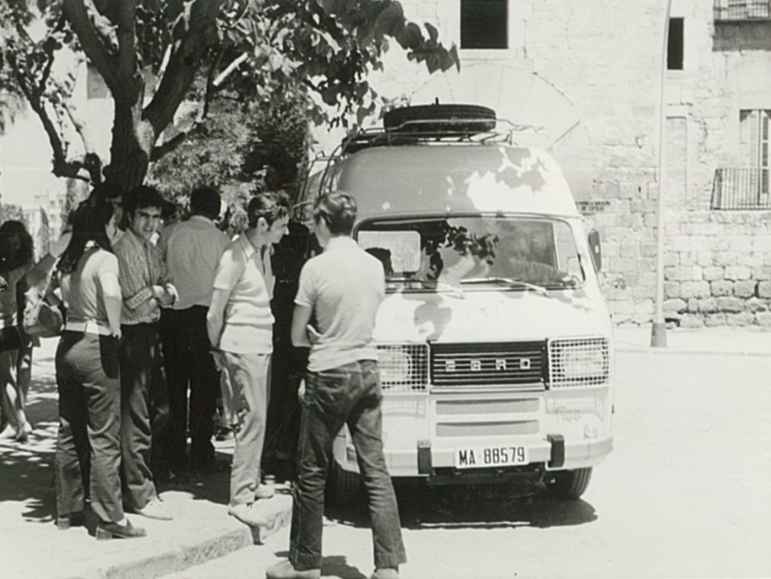 La furgoneta Ebro F100 retolada a mà, a punt de sortir de Sant Cugat