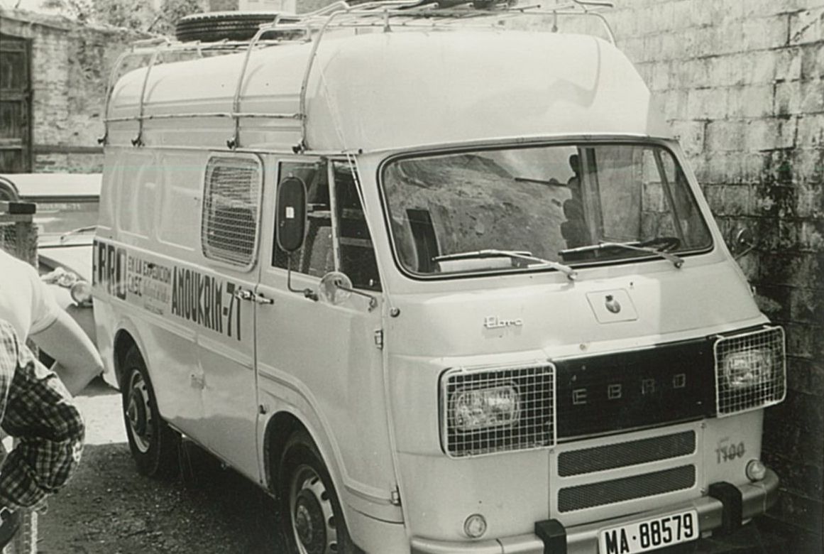La furgoneta Ebro F100 retolada a mà, a punt de sortir de Sant Cugat