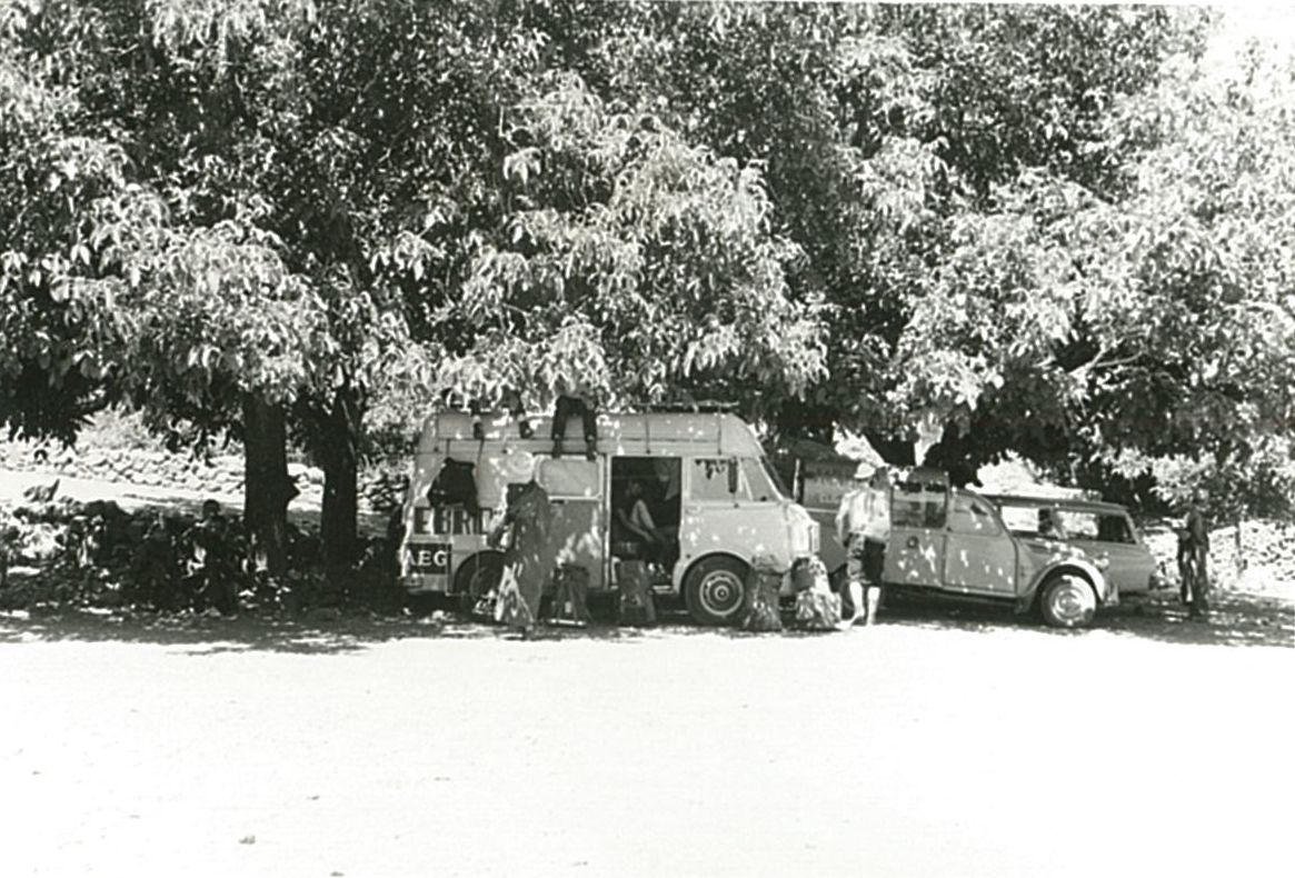 Aparcament a Imlil negociant per les mules que els portarien al refugi Neltner