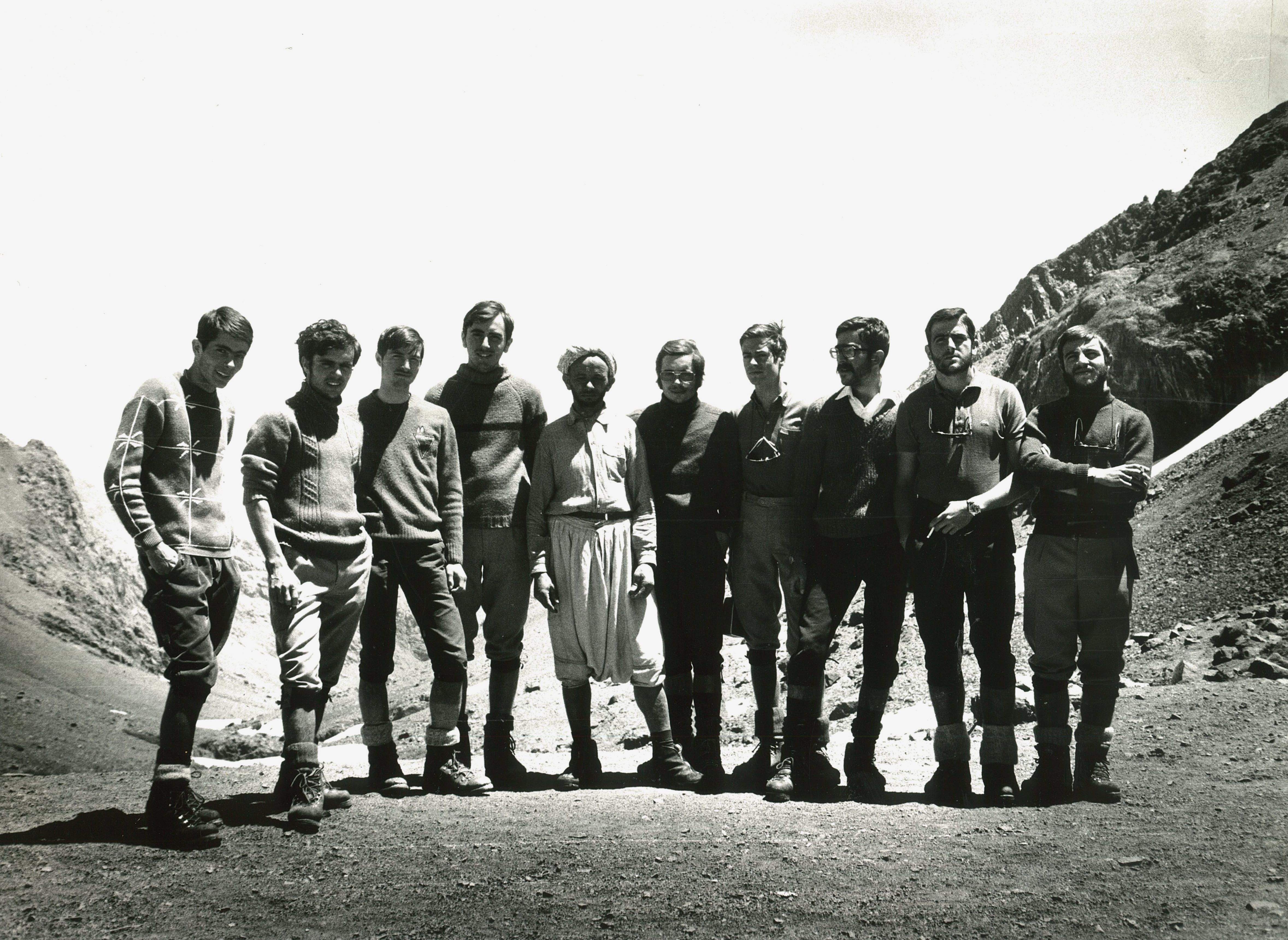 Foto de grup de l’expedició. D’esquerra a dreta: Josep Maria Navarro, Josep Pros, Ramon Durà, Francesc Campmany, el guarda del refugi Neltner, Ramon Pros, Joan Bas, Pere Pérez Parra, Jordi Farrés i Miquel Pros.