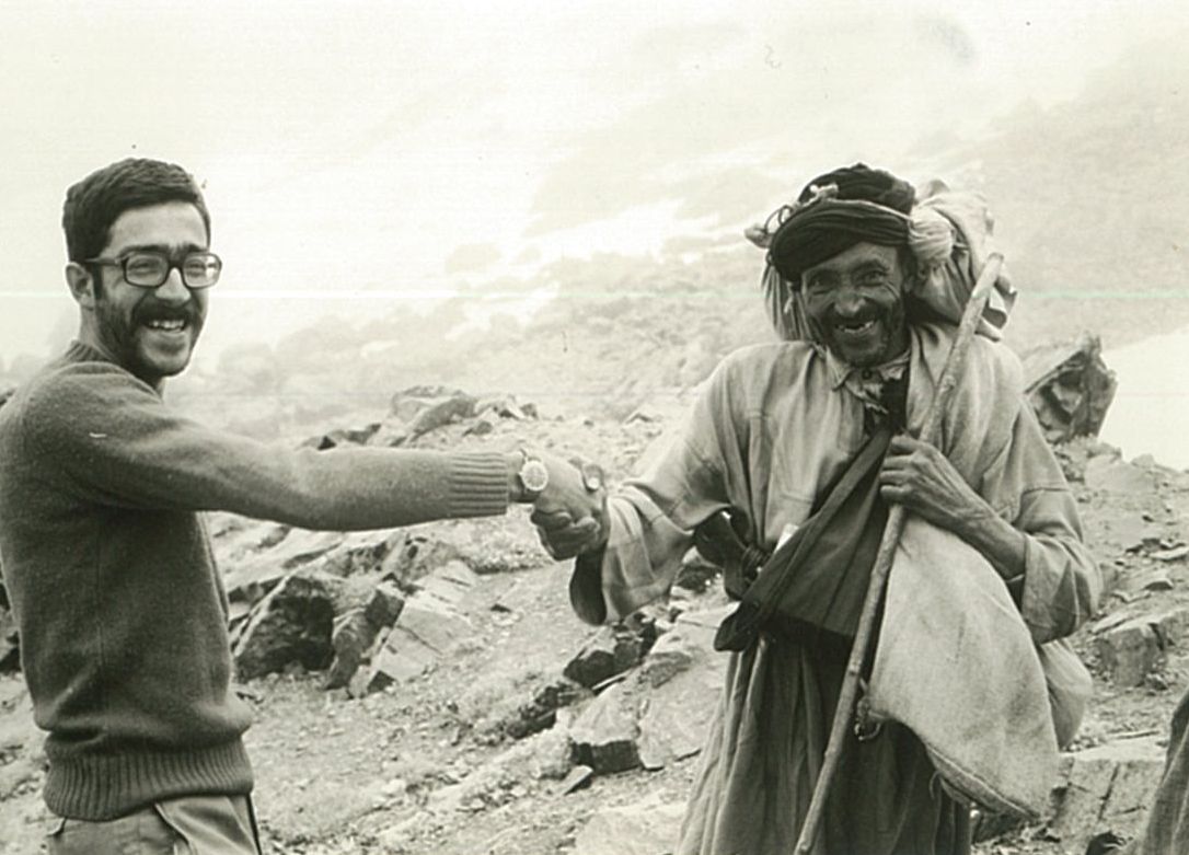 En Pere Pérez saludant un pastor Berber