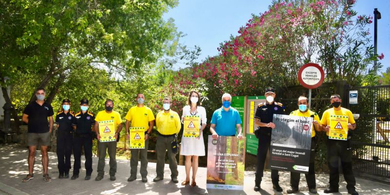 Un membre d'ADF col·locant un cartell que recomana evitar entrar en zones forestals. FOTO: Jordi Garcia