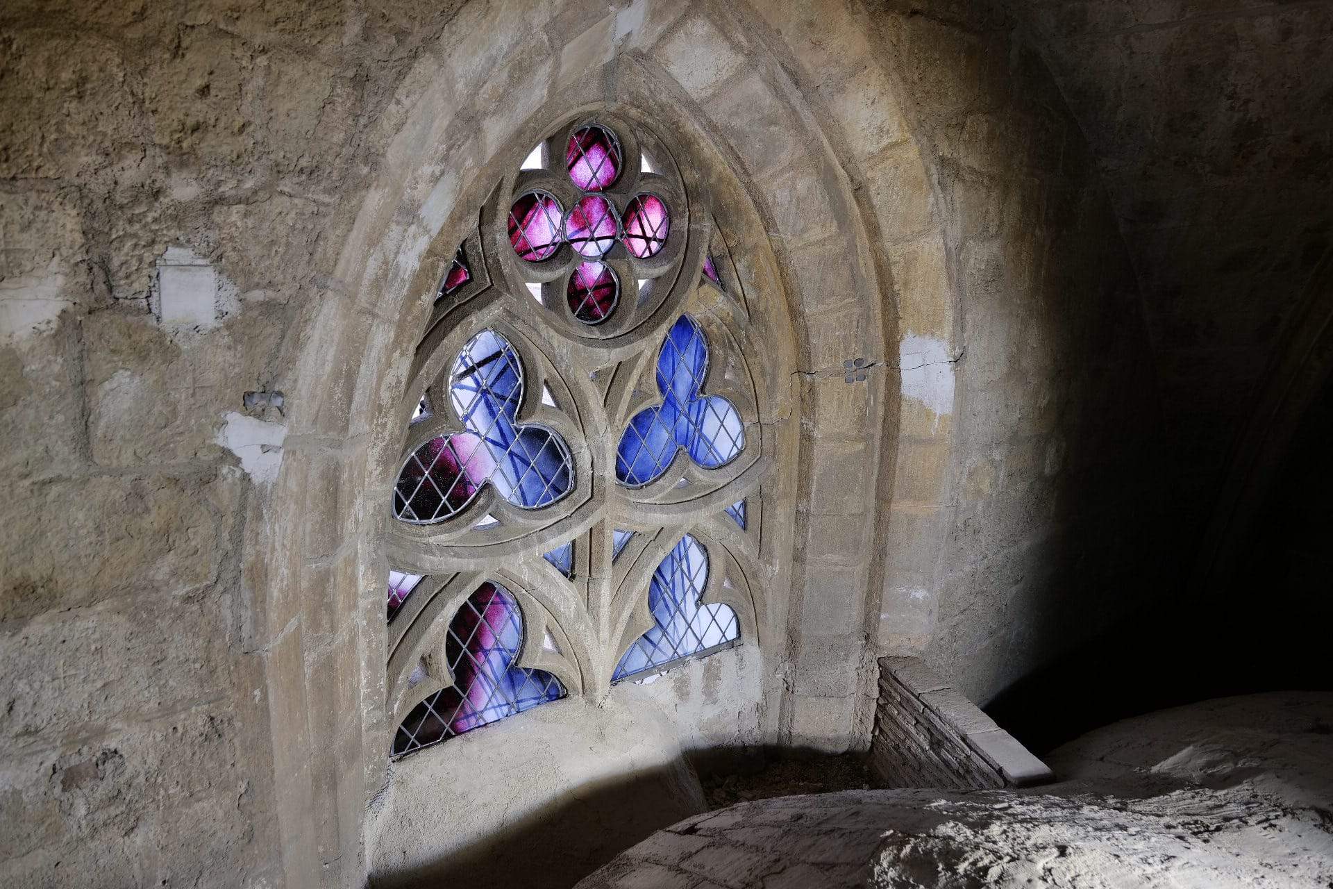 Els nous vitralls, obra d'Anna Santolaria, dels finestrals gòtics del Monestir. FOTO: Ajuntament