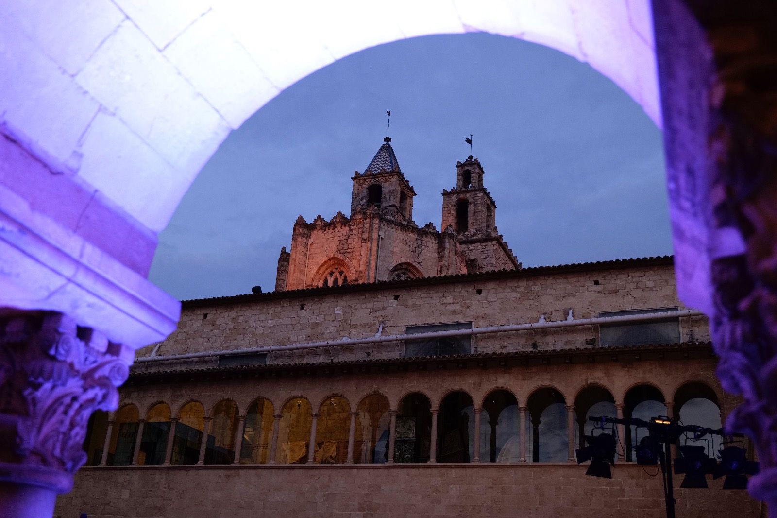 Lectura dramatitzada d'El màrtir Cugat al Claustre del Monestir. FOTO: Ajuntament de Sant Cugat